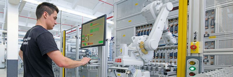 Hochautomatisiert und flexibel wird auf der Fertigungslinie ML2 die dreifache Anzahl Varianten von Sicherungsautomaten wie bisher produziert.(Bild:  Johannes Vogt)