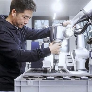Zhaopeng Chen, CEO Agile Robots: «Hardware bildet die Grundlage eines jeden Robotes – Präzision, Stabilität und Beweglichkeit sind entscheidend. Doch ohne die richtige Software bleiben Roboter statische Maschinen.» (Bild: Agile Robots)
