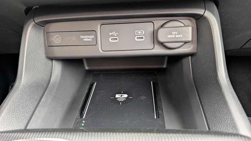 Eine induktive Ladeschale gibt es im Civic zwar, dafür sind Apple Car Play und Android Auto aber nur per Kabel aktivierbar. (Bild: Mauritz – VCG)