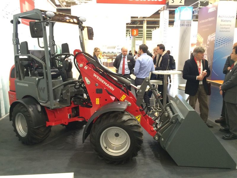 Bei Linde findet sich untypisch für die SPS schweres Gerät am Stand aber auch... (Bild: Jablonski)