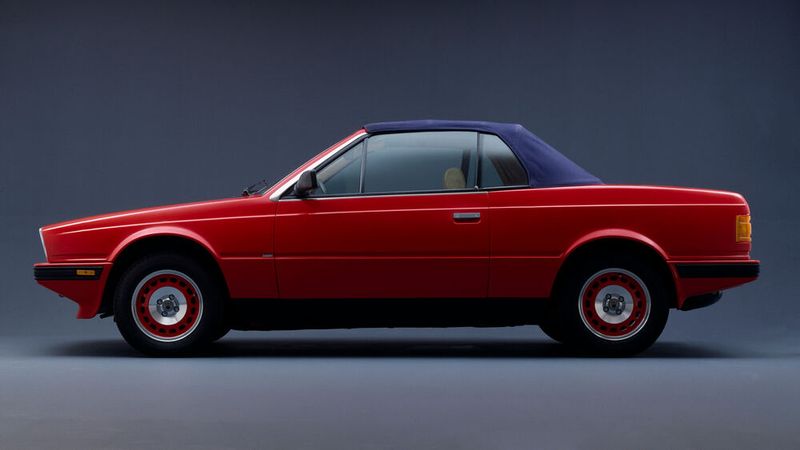 Den Biturbo bot Maserati von 1981 bis 1988 an. Das von Alejandro de Tomaso konzipierte Auto wird von einem Sechszylinder-V-Motor angetrieben, der – namensgebend – mit zwei Turboladern ausgestattet ist. Konzeptionell orientierte sich De Tomaso am 3er von BMW. nsbesondere in den ersten drei Jahren litten die Biturbo-Modelle unter erheblichen Qualitätsmängeln. (Bild: Maserati)