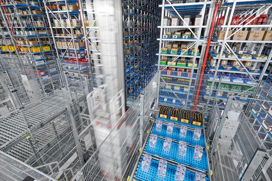 95 Prozent aller Artikel im Vollsortiment eines Lebensmitteleinzelhändlers können mit OPM weitestgehend ohne Personaleinsatz gelagert und kommissioniert werden.(Bild:  Witron)