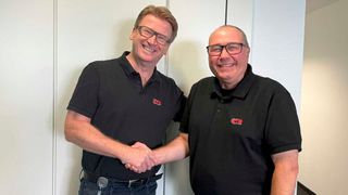 GTÜ-Geschäftsführer Thomas Emmert (links) begrüßt Lothar Rabeneik als neuen Key-Account-Manager. (Bild: GTÜ)