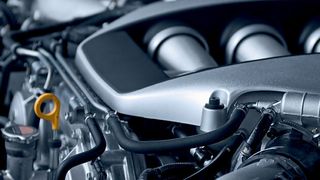 In der Antriebseinheit einer elektromechanischen Lenkung kommen auch Bauteile aus Polyamid zum Einsatz. Befindet sich die Antriebseinheit im Motorraum, ist ein kunststoffverträgliches Hochtemperaturfett erforderlich. (Foto: Klüber)