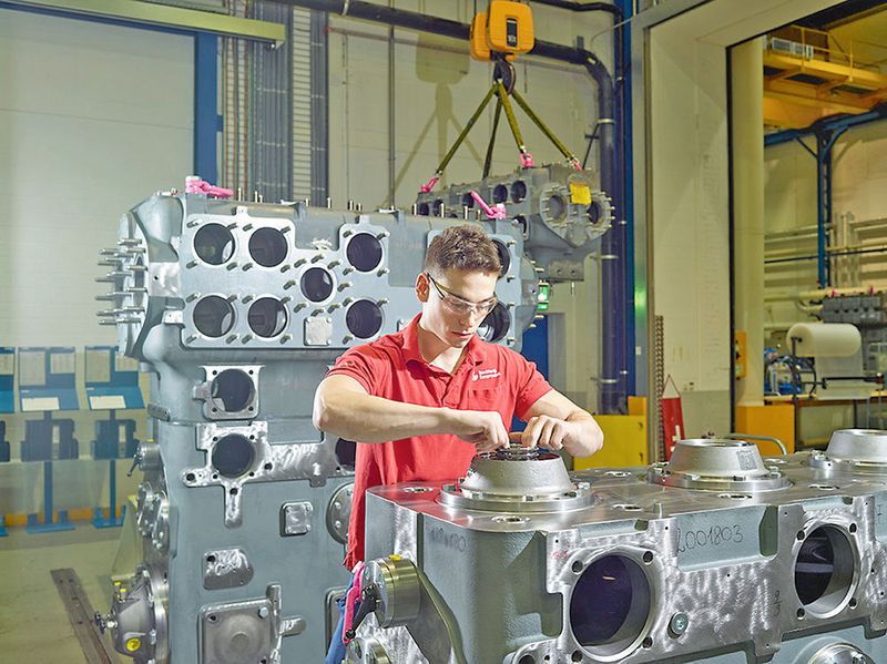 Der heutige Polymechaniker/in im Fachbereich Fertigung produziert grosse und kleine Maschinenelemente für das Endprodukt. Im Bild ein Auszubildender bei Burkhalter Compression. (Burkhalter Compression)