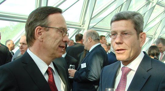 Wohin treibt die Automobilbranche 2010? VDA-Präsident Matthias Wissmann (li.) und Ford-Chef Bernhard Mattes im Gespräch. (Archiv: Vogel Business Media)