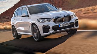 Nach viereinhalb Jahren hat BMW dem X5 nicht nur äußerlich leicht modernisiert, sondern stattet ihn mit komplett neuer Technik aus. (BMW)