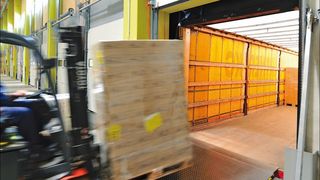 Neu bei Hörmann gibt es Ladebrücken mit integrierter RFID-Technik. So können alle lieferscheinrelevanten Daten zuverlässiger von der Palette ausgelesen und erfasst werden. Gleichzeitig ist der RFID-Empfänger optimal vor Stößen und Kollisionen mit Flurförderzeugen geschützt. (Bild: Hörmann)