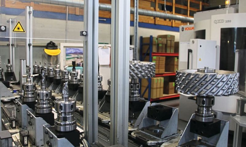 Der Vollmer-Werkzeugspeicher HC ermöglicht es Unilap, dass sie ihre Werkzeuge aus Hartmetall und PKD mannlos und rund um die Uhr fertigen können.(Bild:  Vollmer)