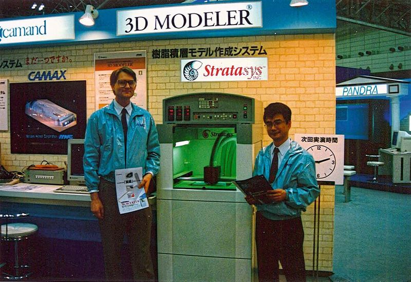 Scott Crump präsentiert 1996 einen FDM 3D-Drucker der ersten Generation auf einer Fachmesse. (Bild: Stratasys)