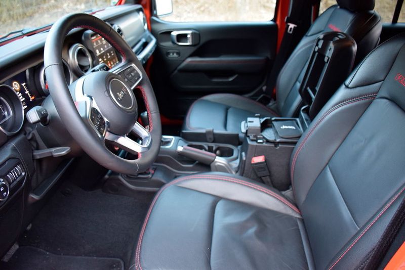 Offroaden mit Stil: Ledersitze und edles Cockpitdesign machen die Schlammfahrt zum Wohnzimmererlebnis (»kfz-betrieb« / Schweitzer)