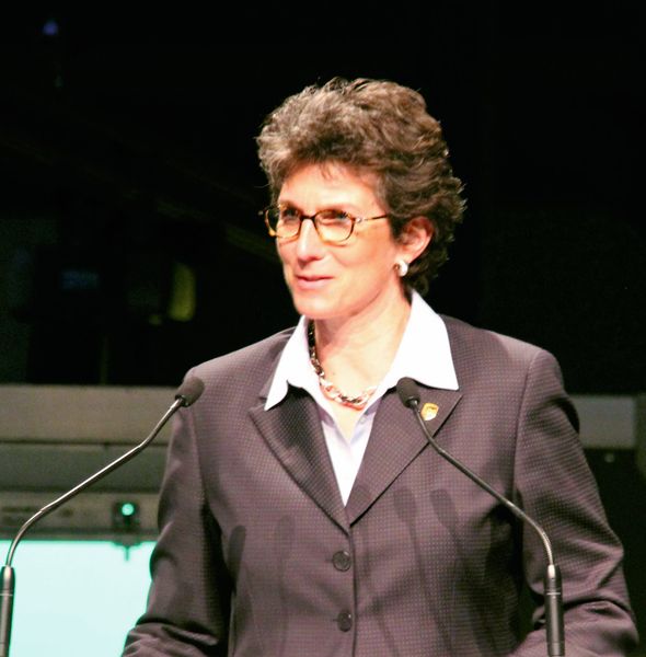 Cindy Miller, President UPS Europe, eröffnet offiziell die feierliche Veranstaltung: „Dass die Investition in Köln die richtige Entscheidung war, beweist die Erweiterung des Air-Hubs auf 105.000 m².“ (Bild: Sonnenberg)