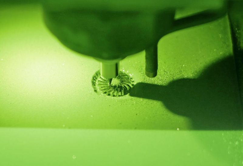 Fräsen im Pulverbett: Schon nachdem einige Schichten des Bauteils generativ aufgebaut wurden, kann sofort die zerspanende Bearbeitung stattfinden. Das erspart aufwändige Nachbearbeitung und das Bauteil kommt fertig ab der Maschine. (Anne Richter, SMM)