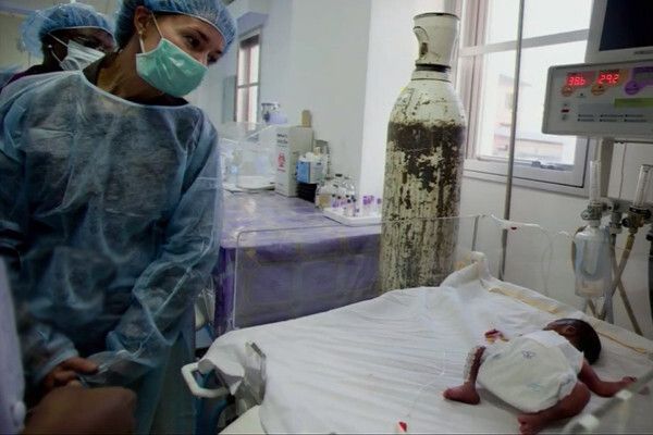 Wenn etwa in einer Entbindungsstation in Maly  ein Neugeborenes dringend ein wichtiges Medikament benötigt, kann es heute wegen der miserablen Straßenverbindungen Stunden, ja bisweilen sogar Tage dauern, bis die Medikamente eintreffen (Archiv: Vogel Business Media)