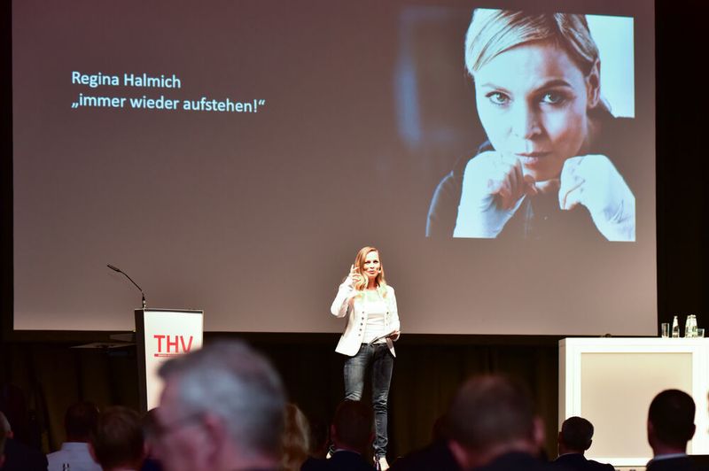 Die frühere Box-Weltmeisterin Regina Halmich moderierte die Veranstaltung mit viel Charme. ((c)2018 C.OLAF ADICKES)