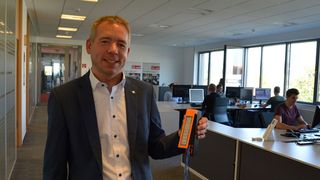 Dr. Sascha Nolte, Leiter des Smart Connectivity Competence Centers, zeigt in den Räumen des Smart Connectivity Competence Center im CIIT, woran die Mitarbeiter in Lemgo zukünftig arbeiten. 
 (Weidmüller)