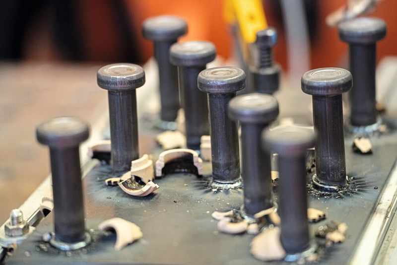 Unterschiedliche Zustände von Bolzenschweißverbindungen: Außer den korrekt ausgebildeten Nähten treten auch Unregelmäßigkeiten wie unvollständige Verschweißung oder Poren auf. Die lassen sich jetzt akustisch schon beim Schweißen erkennen. (Bild: Fraunhofer IDMT)