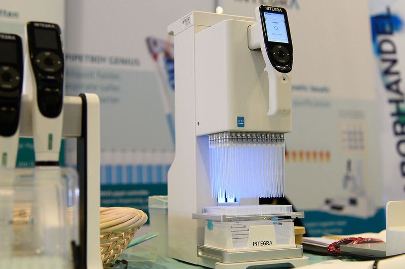 ... für die manuelle wie automatisierte Handhabung, ...    Mehr Infos zu den kommenden LAB-SUPPLY-Messen finden Sie auf www.lab-supply.info (Bild: Stefan Stark)