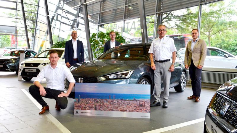 Zur Eröffnung gab es auch ein Geschenk von Seat. Im Bild zu sehen sind (v.l.n.r.) Kevin Bechtgold (Verkaufsberater), Norbert Baumann, Richard Stadler, Dieter Hellwig (Verkaufsberater) und Heiko Liebner (Seat Deutschland). (Bild: Spindler)
