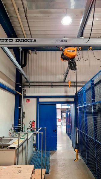 Kito-EQ-Elektrokettenzug bei Hentschel Harteloxal. (Bild: Kito)