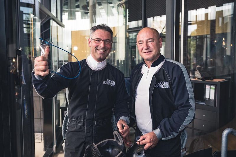 Christoph Hofmaier (Ostertag) und Joachim Hansl (Netcom) genießen das Adrenalin nach ihrer Flugeinheit. (C4B)