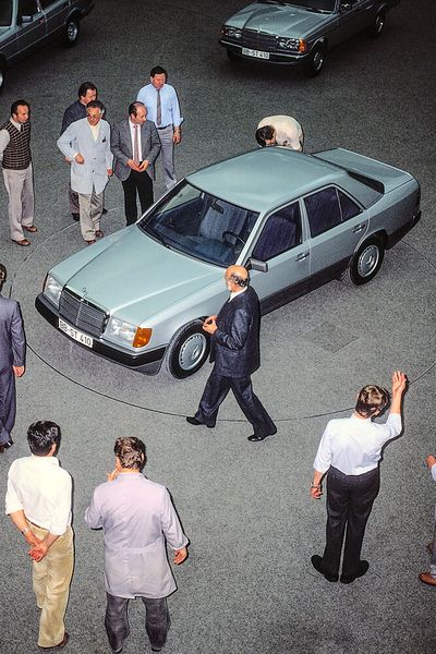 Mercedes-Benz Limousine der Baureihe 124 in der Designentwicklung. Direkt am Fahrzeug vorn links: der damalige Mercedes-Benz Chefdesigner Bruno Sacco (Foto aus dem Jahr 1984)  (Bild: Mercedes-Benz AG)