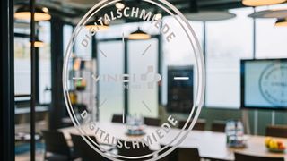 In der Digitalschmiede von Vinci Energies werden neben Workshops auch viele Projektbeispiele ausgestellt. (Bild: Vinci Energies)