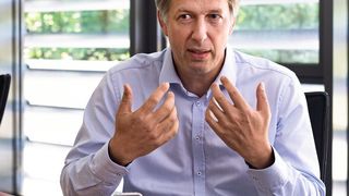 Abb. 1: Prof. Dr. Alexander Gail will mithilfe von künstlicher Intelligenz krankhafte Bewegungsmuster erkennen wie sie bei vielen neurologischen Erkrankungen entstehen. (Deutsches Primatenzentrum)