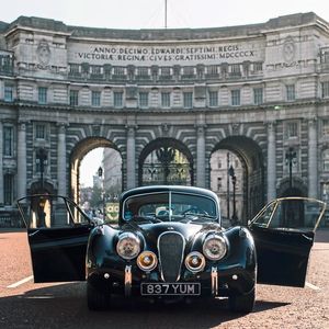 Mit dem Umbau hat sich die Sprintzeit auf 100 km/h für den Jaguar XK120 in etwa halbiert.(Bild:  Lunaz Design)