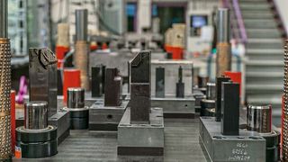 Blick in die Hallen bei Käfer Werkzeugbau. (Bild: Käfer)