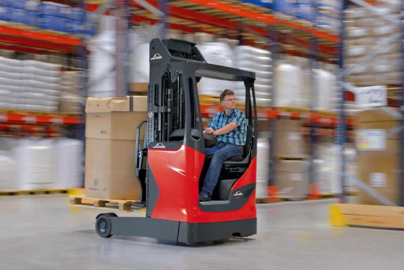 Vibrationen durch Fahrbahnunebenheiten, Schwellen oder schlechte Bodenbeläge werden durch luftgefederte Sitze ferngehalten, die zudem über eine Sitzhöhenverstellung von 110 mm verfügen. (Bild: Linde-MH)
