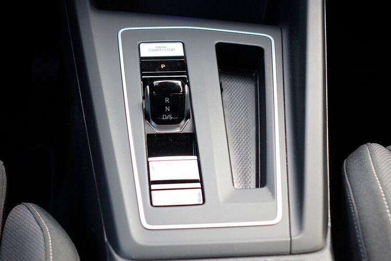 Das Direktschaltgetriebe mit sieben Gängen wird über einen kleinen Schaltknubbel gesteuert. Für die Parksperre gibt es einen Extraschalter. (Bild: Rosenow/»kfz-betrieb«)