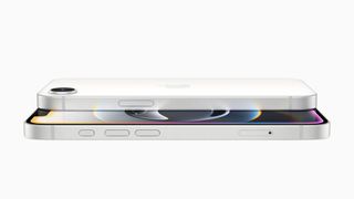 Das neue iPhone 16e von Apple kommt erstmals mit dem eigenen 5G-Modul auf den Markt, der stromsparender arbeiten soll. (Bild: Apple)