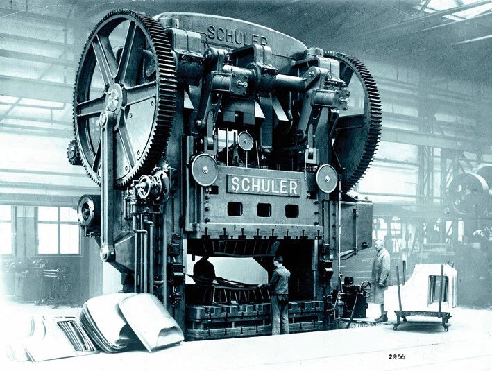 Die erste Schuler-Karosseriepresse wird an Opel in Rüsselsheim geliefert und in Betrieb genommen. (Schuler)