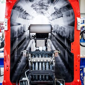 Die elektrischen Steuerleitungen und Hydraulikschläuche befinden sich im Inneren der hohlen Stahlprofile des Auslegers. (Bild:  Helu)