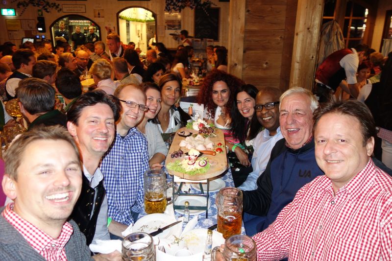 (v. l.) Christian Koch, NTT, Andreas Mayer, Indevis, Florian Birkholz, Arrow ECS, Bettina Tornow und Laraq Maier, RSA, Besa, IT-BUSINESS, Petra Mechteridis, JT Lewis, Steve Wheeler und Anton Porok, RSA. (Bild: IT-BUSINESS)