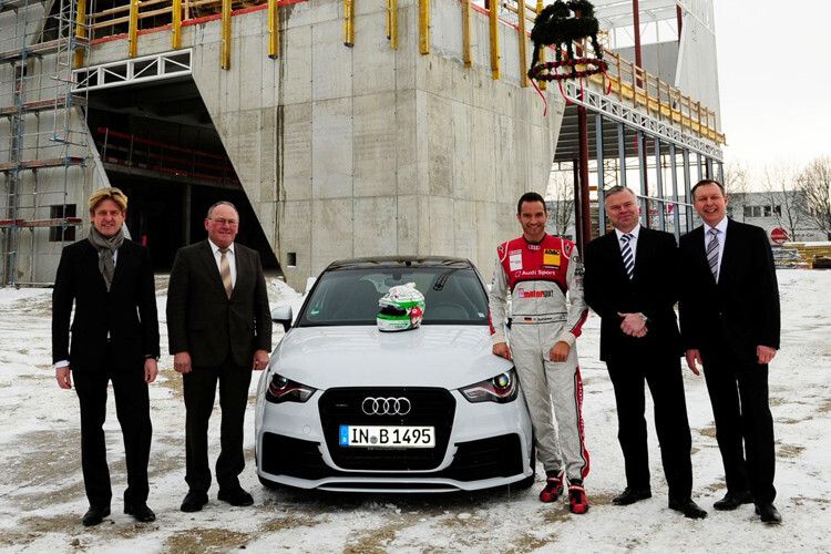 Freuen sich übers neue Audi-GW-Zentrum München: (v.li.) Audi-Vertriebschef Wayne Griffiths, Bürgermeister Josef Riemensberger, DTM-Pilot Timo Scheider, VGRD-Geschäftsführer Jörg Hoffmann und Center-Leiter Hans-Joachim Radde. (Foto: Audi)