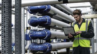 Mobile IT für die Digitalisierung in der Energie- und Wasserwirtschaft. Diese Notebooks werden u.a. beim Störungseinsatz im Rohrnetz, beim Rohrnetz- und Anlagenbau, bei der Instandhaltung und beim Zählergeräte-Wechsel eingesetzt. (Bild: Panasonic CPS)