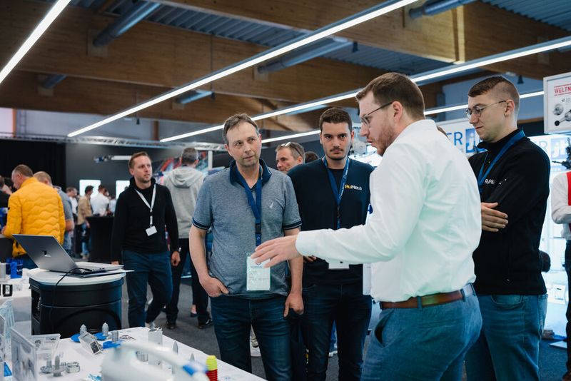 Ausgiebige Fachgespräche waren das Highlight für die 82 Aussteller der Schraubtec in LAndshut. (Bild: Tino Boecher)