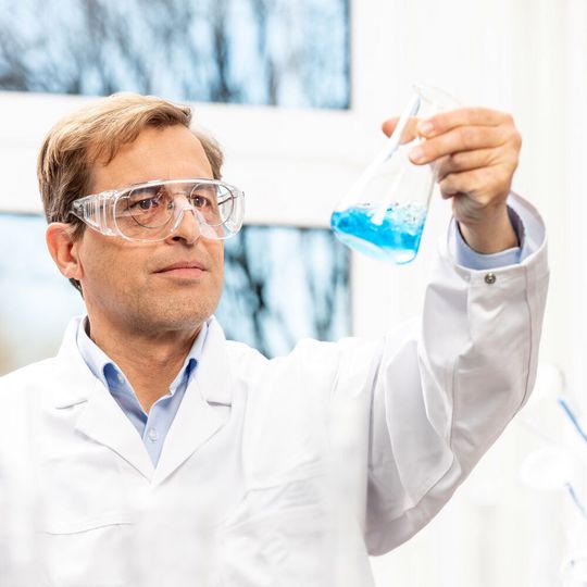 Der Schwerpunkt der Forschung des Unternehmens liegt auf der Entwicklung von Lösungen, die die Effizienz steigern, die Prozesskosten senken und die Umweltbelastung minimieren.(Bild:  ASK Chemicals)