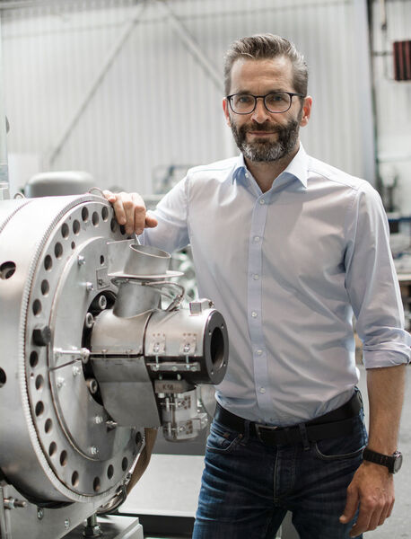 Robert Obermayr, Leiter der neuen Business Unit Powerfil, neben dem optimierten Laserfilter in der Erema-Montagehalle im österreichischen Ansfelden. (Erema)