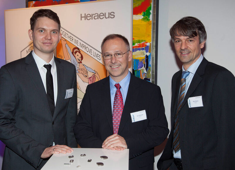 Dr. Robert Dittmer, Jens Trötzschel und Ulrich Hausch von Heraeus Medical Components überzeugten die Jury mit einem innovativen Materialsystem aus Keramik und Platin (Cermet). (Bild: Heraeus)