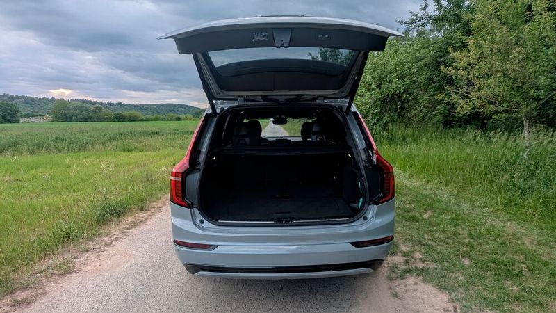 9. Der Kofferraum: Sofern man nicht alle sieben Sitze belegt, ist der Kofferraum dank 640 Liter Volumen groß genug, um auch auf längeren Urlaubsreisen das Gepäck der Insassen zu schlucken. Sind alle drei Sitzreihen aufgestellt, passen noch 262 Liter rein. (Bild: Mauritz – VCG)