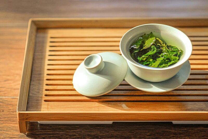 Grüner Tee enthält Methyldihydroxybenzoat, ein Naturstoff, der potenziell als Wirkstoff gegen Corona eingesetzt werden könnte (Symbolbild).