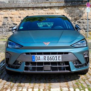 Die Fahrzeugfront wurde im Vergleich zum Vorgänger komplett neu gestaltet. Die dynamische Linienführung verleiht dem Sport-Kombi eine schlanke Optik, zu der auch die attraktive Mattlackierung beiträgt. Doch wehe, wenn ein Kratzer auspoliert werden soll.(Bild:  Rosenow – VCG)