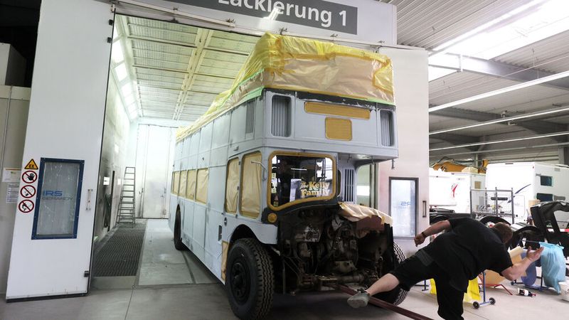 An der Aktion waren über 40 Fachkräfte aus verschiedenen Betrieben der IRS-Gruppe, darunter auch Mitarbeitende der Dent Wizard Smart Repair Center, beteiligt. Dennoch war die Herausforderung immens.  (Bild: Herbert Bucco)