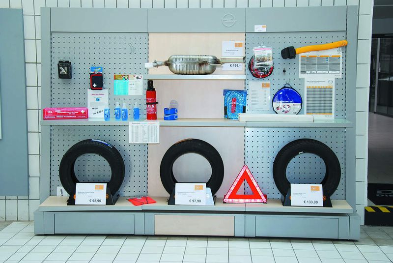 Im Ausstellungsraum können sich die Kunden auch über Fahrzeugzubehör informieren. (Archiv: Vogel Business Media)