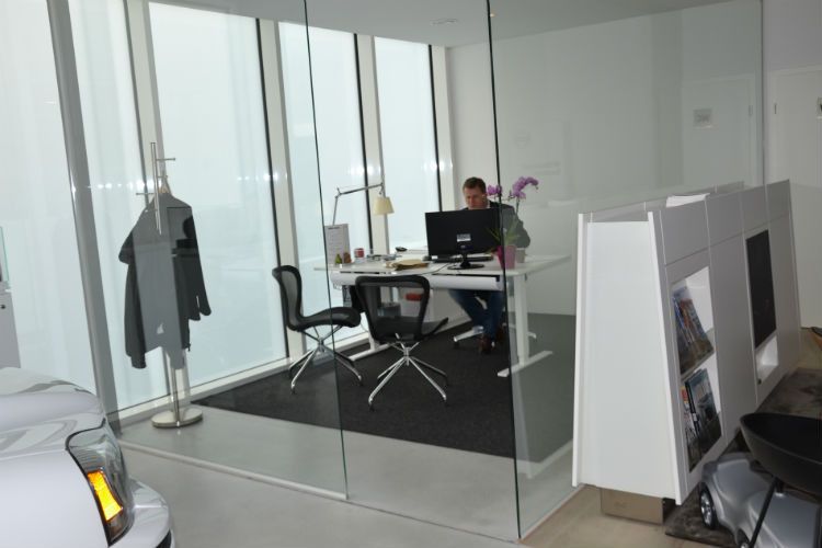 Es gibt verschiedene Verkäuferarbeitsplätze im Autohaus Sachs. Im Foto zu sehen ist ein verglaster Arbeitsplatz, andere ... (Foto: Mauritz)