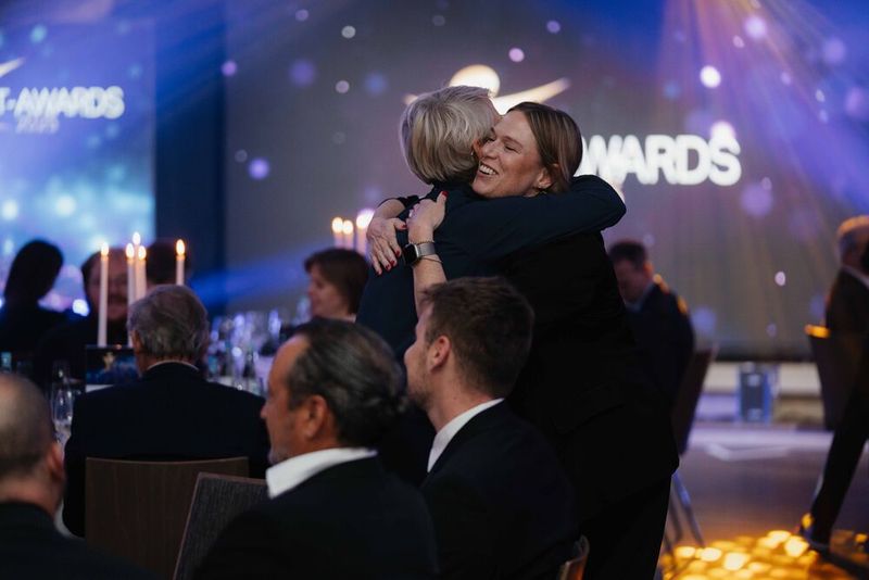 Ein herzlichen Wiedersehen – auch dafür wird unsere Award-Gala geschätzt.  (Bild: Manuel Emme Fotografie)