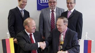 Bei der Vertragsunterzeichnung: Dr. Peter Völker, Vorstandsmitglied R. Stahl (sitzend links) und Anatoliy Davydenkov, Gesellschafter OOO R. Stahl (sitzend rechts). Bernd Marx (Bereichsleiter Finanz- und Rechnungswesen R. Stahl), Rüdiger Koch (Area Sales Manager R. Stahl) und Alexander Machmudov, Generaldirektor OOO R. Stahl (stehend, v.l.n.r). Bild: R. Stahl (Archiv: Vogel Business Media)